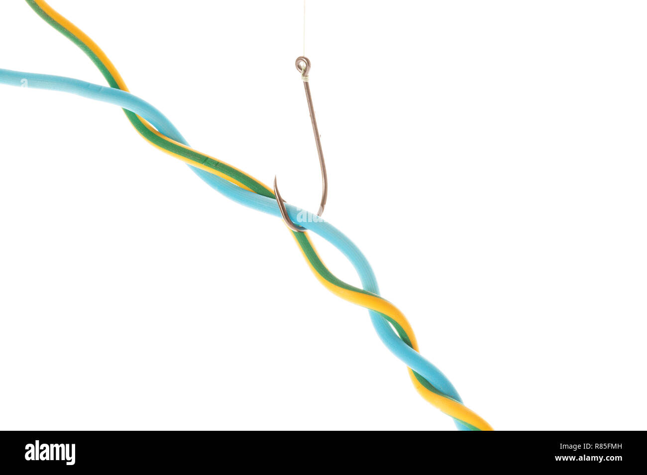 Il filo elettrico appeso ad un gancio di pesca isolati su sfondo bianco Foto Stock