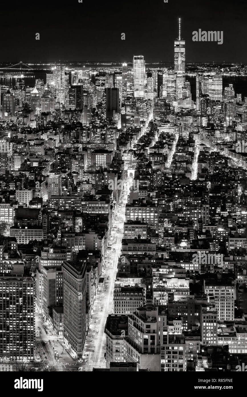 Vista aerea del, Midtown Manhattan e Fifth Avenue di notte in bianco e nero. La città di New York, Stati Uniti d'America Foto Stock