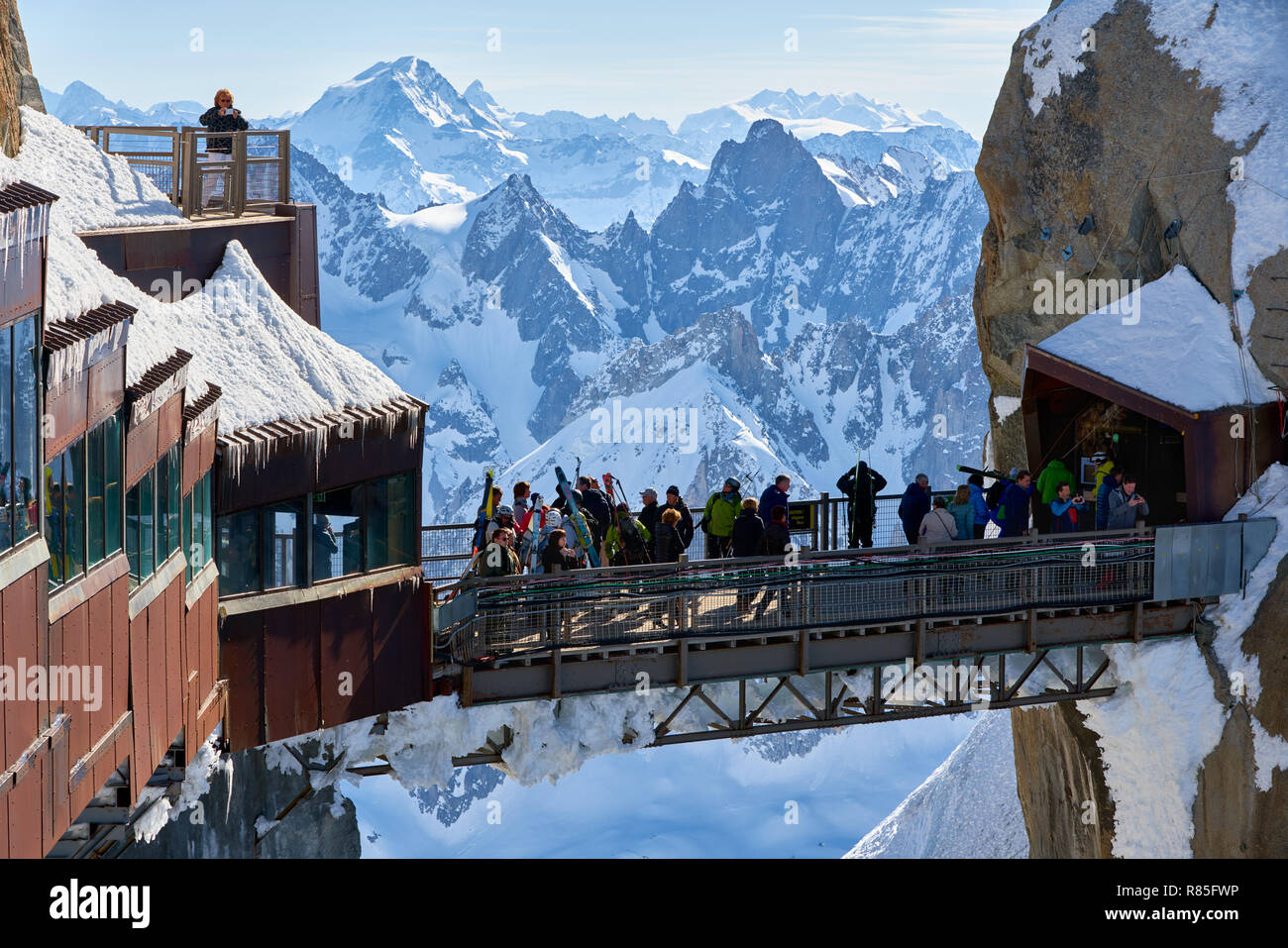 La passerella dell'Aiguille du Midi che conduce dalla funivia per il banco di osservazione in inverno. Mont Blanc mountain range, Chamonix Alta Savoia Foto Stock