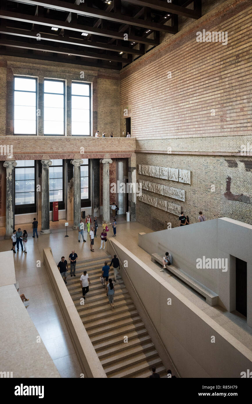 Berlino. Germania. Il Neues Museum (Museo Nuovo), l'Isola dei Musei, la scala principale hall di David Chipperfield Architects in collaborazione con Julian Harra Foto Stock