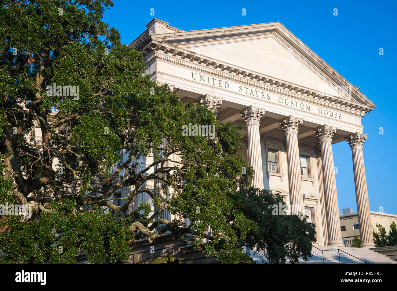 Scenic pomeriggio vista la neoclassica Stati Uniti Custom House Edificio con verde di Charleston, South Carolina, STATI UNITI D'AMERICA Foto Stock