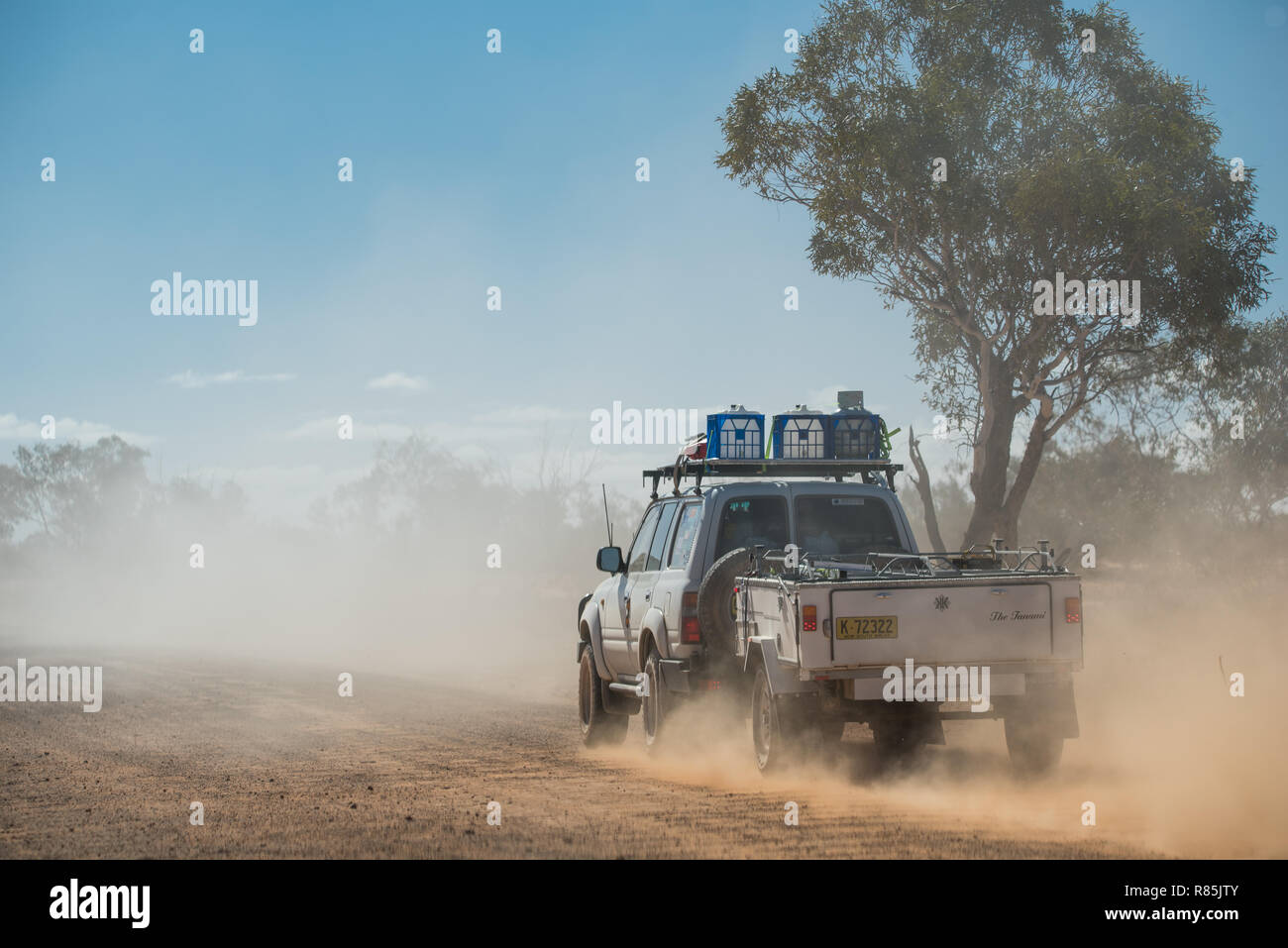 4wd Toyota LandCruiser traino rimorchio camper in outback Australia su red-strada sterrata. Foto Stock