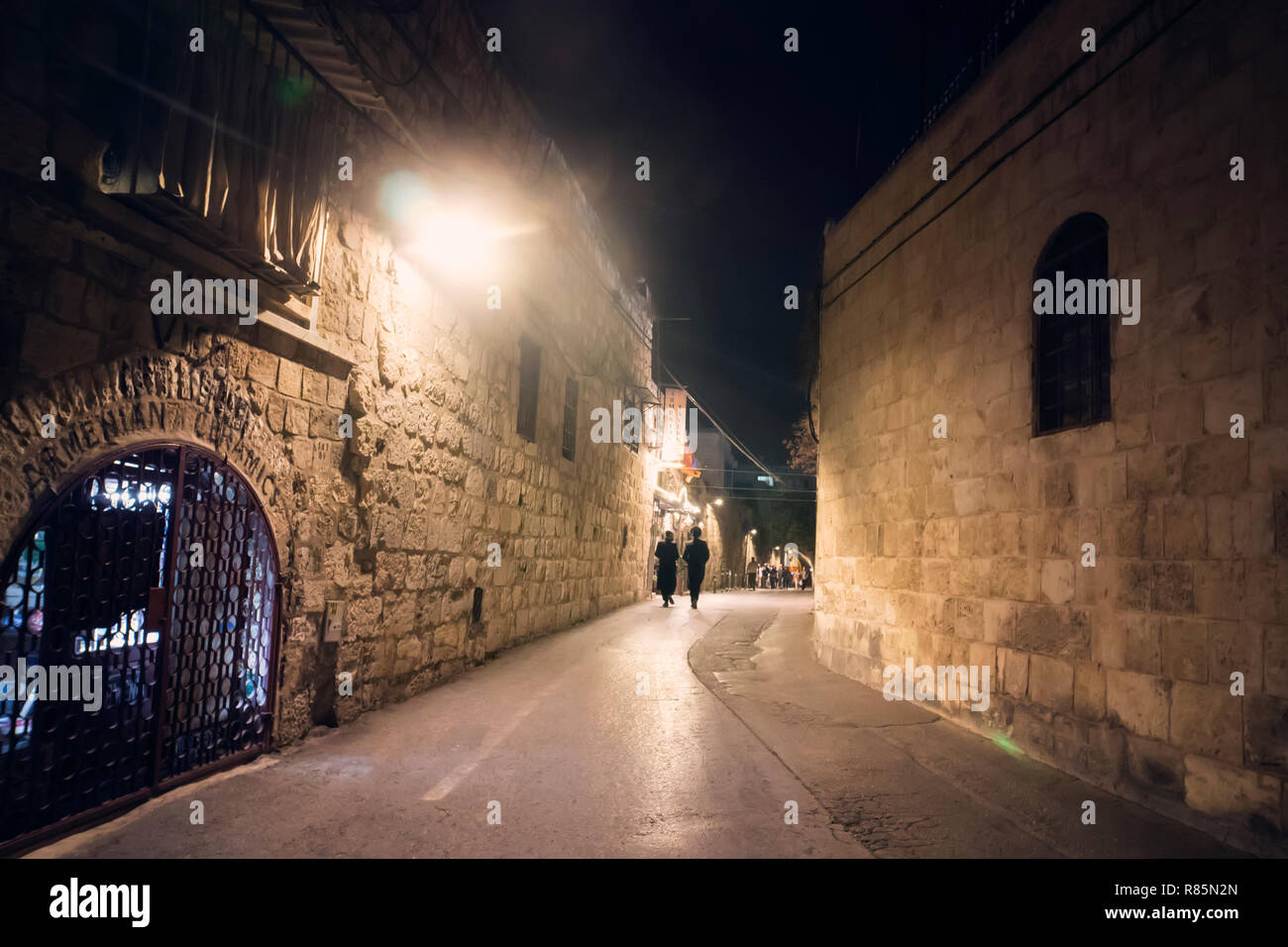 Quartiere Armeno di Gerusalemme di notte. persone dell'Ebreo andare di notte la città vecchia di Gerusalemme in Israele. Foto Stock