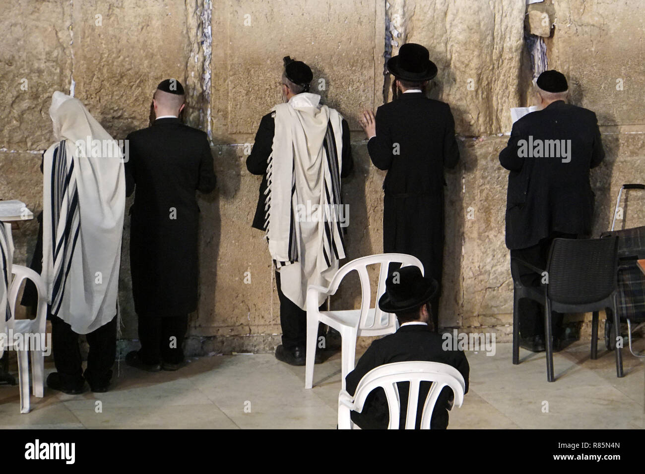 Othodox uomini ebrei urlava al Muro Occidentale, il Muro del Pianto, un antico muro di pietra calcarea nella Città Vecchia di Gerusalemme, parte dell'espansione del secondo Foto Stock