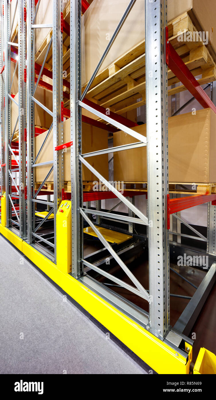 Rack di deposito di metallo costruzioni smontabili, magazzino moderno tecnologia concetto di sfondo, orientamento verticale, close-up con prospettiva, vie Foto Stock