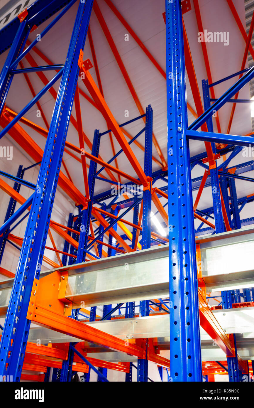 Rack di deposito di metallo costruzioni smontabili, magazzino moderno tecnologia concetto di sfondo, orientamento verticale, close-up con prospettiva, vie Foto Stock