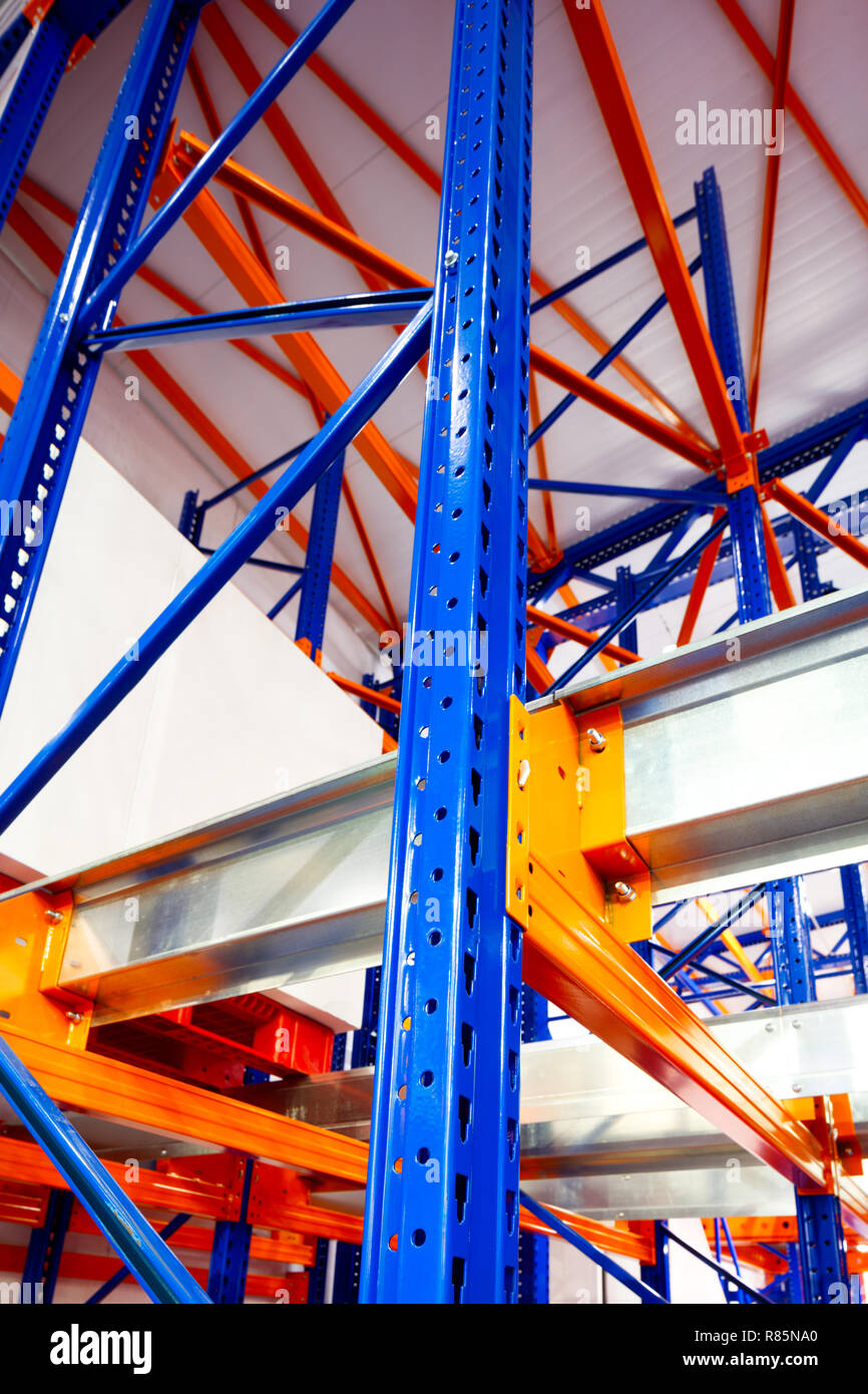 Rack di deposito di metallo costruzioni smontabili, magazzino moderno tecnologia concetto di sfondo, orientamento verticale, close-up con prospettiva, vie Foto Stock