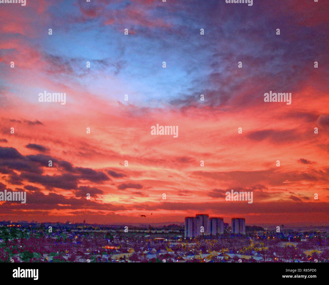 Glasgow, Scotland, Regno Unito, 13 dicembre. Regno Unito Meteo: un freddo mattino luminoso con una previsione per il cloud e il cattivo tempo nei prossimi giorni visto nube spessa in rosso dall'alba sopra il west end e a sud della città portending mutevole del giorno avanti. Credito traghetto Gerard/Alamy Live News Foto Stock