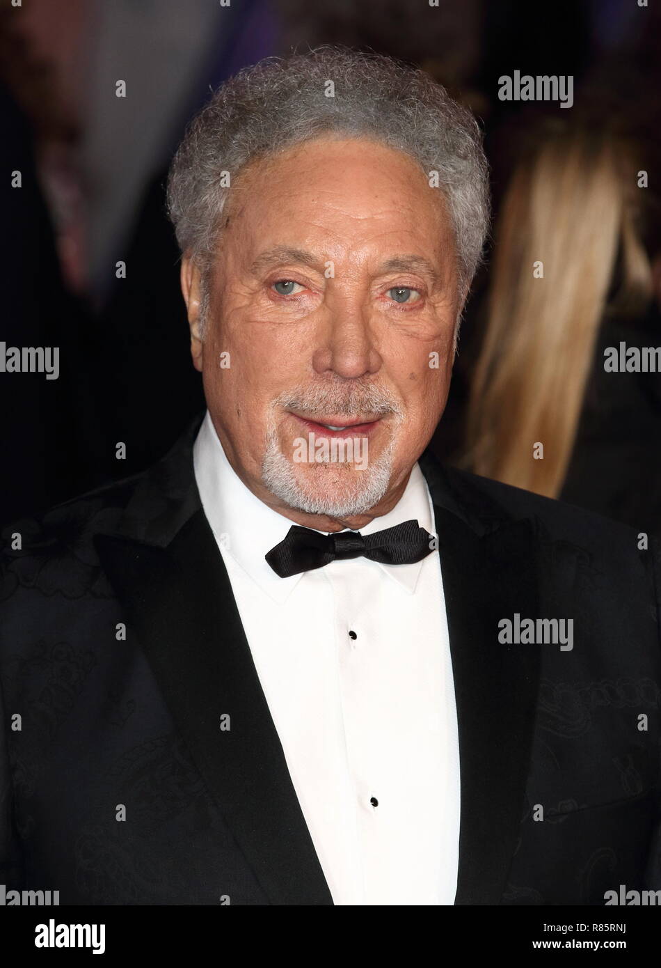 Dicembre 12, 2018 - Londra, Regno Unito - Sir Tom Jones visto durante la Mary Poppins ritorna, UK Premiere presso la Royal Albert Hall, Kensington di Londra. (Credito Immagine: © Keith Mayhew/SOPA immagini via ZUMA filo) Foto Stock