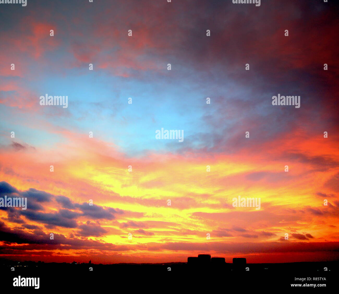 Glasgow, Scotland, Regno Unito, 13 dicembre. Regno Unito: Meteo Occhio della Tempesta a venire un freddo mattino luminoso con una previsione per il cloud e il cattivo tempo nei prossimi giorni visto nube spessa in rosso dall'alba sopra il west end e a sud della città portending mutevole del giorno avanti. Credito traghetto Gerard/Alamy Live News Foto Stock