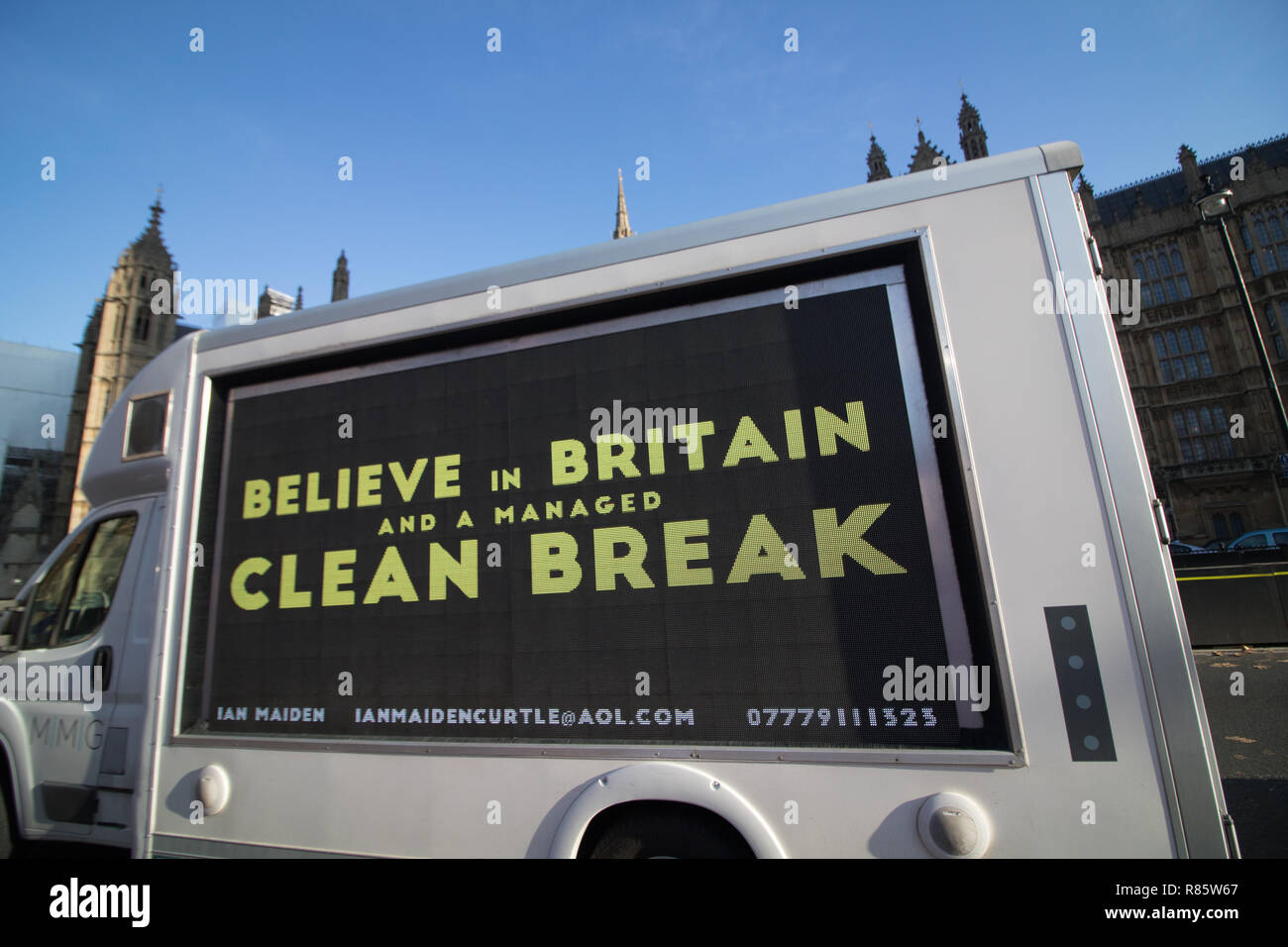 Londra REGNO UNITO. Il 13 dicembre 2018. Un Pro Brexit van portando un messaggio al di fuori del Parlamento come Primo Ministro Theresa Maggio ha vinto un voto di fiducia 200-117 e non potrà essere contestata per dodici mesi sotto le regole del partito conservatore Credito: amer ghazzal/Alamy Live News Foto Stock