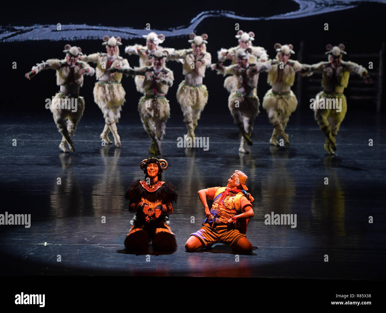 Pechino, Cina. 12 Dic, 2018. Gli artisti effettuano il ballo folk a Pechino Capitale della Cina, Dic 12, 2018. Danzatori provenienti da Cina Song etniche e Ensemble di danza, Accademia di danza di Pechino, Mongolia Interna Bureau d'Arte Nazionale Troupes, ecc, presentato un folk dance performance con il tema dei Mongoli gruppo etnico in Pechino mercoledì. Credito: Li ha/Xinhua/Alamy Live News Foto Stock