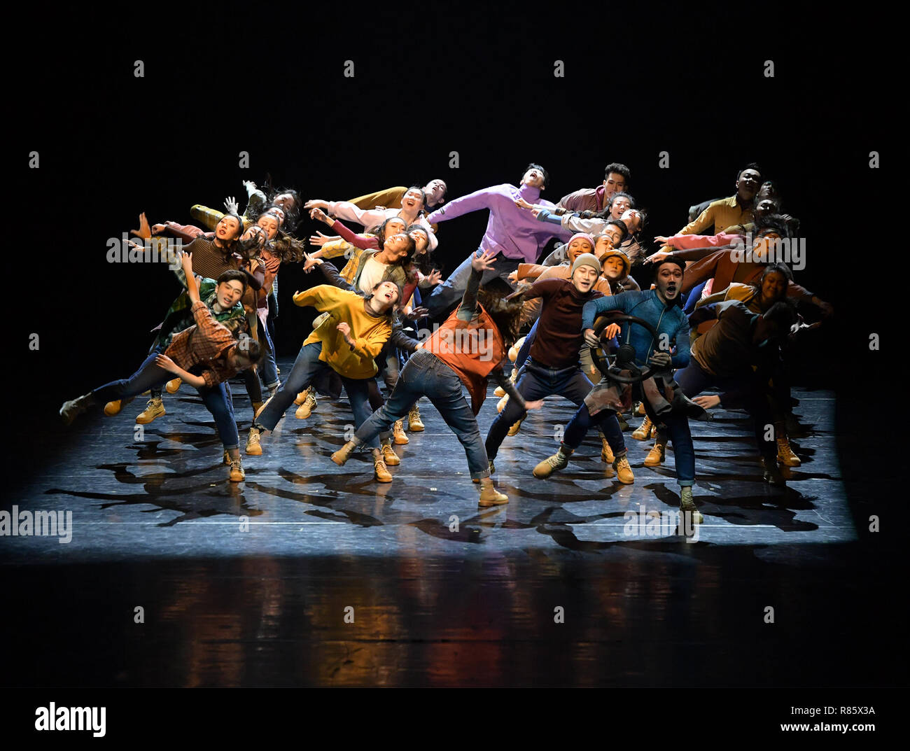 Pechino, Cina. 12 Dic, 2018. Gli artisti effettuano il ballo folk a Pechino Capitale della Cina, Dic 12, 2018. Danzatori provenienti da Cina Song etniche e Ensemble di danza, Accademia di danza di Pechino, Mongolia Interna Bureau d'Arte Nazionale Troupes, ecc, presentato un folk dance performance con il tema dei Mongoli gruppo etnico in Pechino mercoledì. Credito: Li ha/Xinhua/Alamy Live News Foto Stock