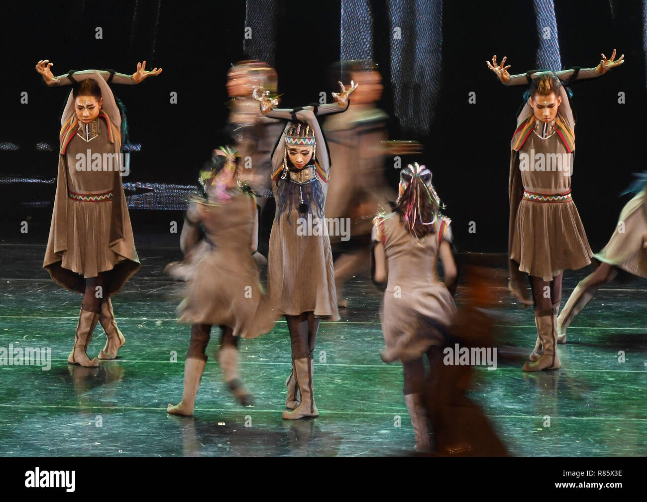 Pechino, Cina. 12 Dic, 2018. Gli artisti effettuano il ballo folk a Pechino Capitale della Cina, Dic 12, 2018. Danzatori provenienti da Cina Song etniche e Ensemble di danza, Accademia di danza di Pechino, Mongolia Interna Bureau d'Arte Nazionale Troupes, ecc, presentato un folk dance performance con il tema dei Mongoli gruppo etnico in Pechino mercoledì. Credito: Li ha/Xinhua/Alamy Live News Foto Stock