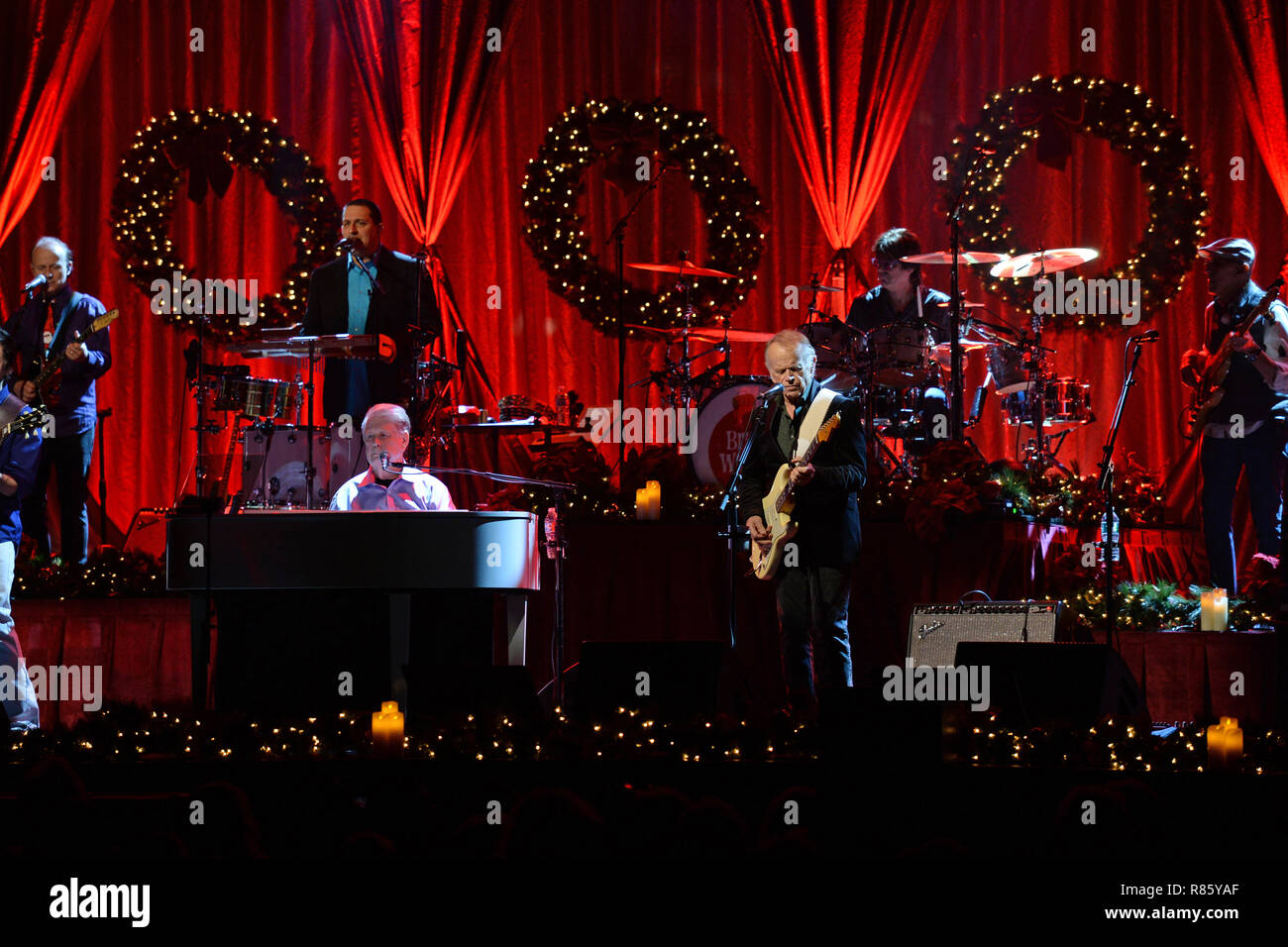 Hollywood FL, Stati Uniti d'America. 12 Dic, 2018. Brian Wilson e Al Jardine eseguire durante il Natale tour album all'Hard Rock Eventi Centro presso il Seminole Hard Rock Hotel & Casino su dicembre 12, 2018 in Hollywood Florida. Credito: Mpi04/media/punzone Alamy Live News Foto Stock