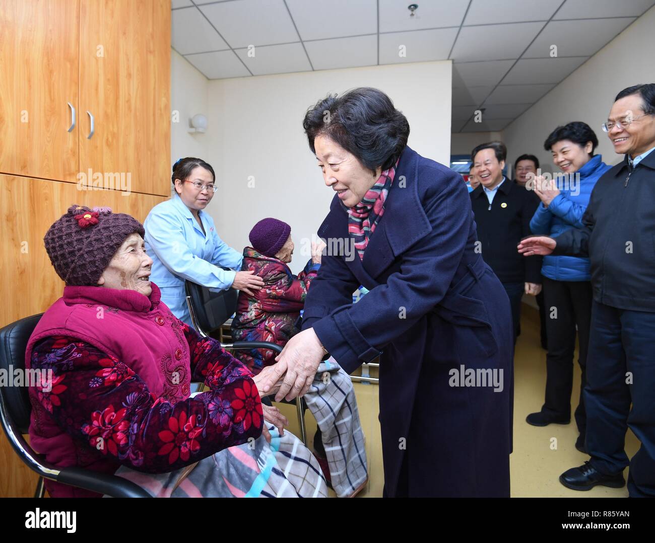 Chongzuo cinese di Guangxi Zhuang Regione autonoma. Xiii Dec, 2018. Sun Chunlan, membro dell'ufficio politico del Partito Comunista della Cina (CPC) Comitato Centrale Cinese e vice premier, parla a un senior citizen durante la sua visita in Chongzuo, sud della Cina di Guangxi Zhuang Regione autonoma, Dic 13, 2018. Protagonista di una divisione di una delegazione centrale, Sun il giovedì ha visitato la popolazione locale nella città di Chongzuo nel sud della Cina di Guangxi Zhuang Regione autonoma, che attualmente sta celebrando il suo sessantesimo anniversario. Credito: Shen Hong/Xinhua/Alamy Live News Foto Stock