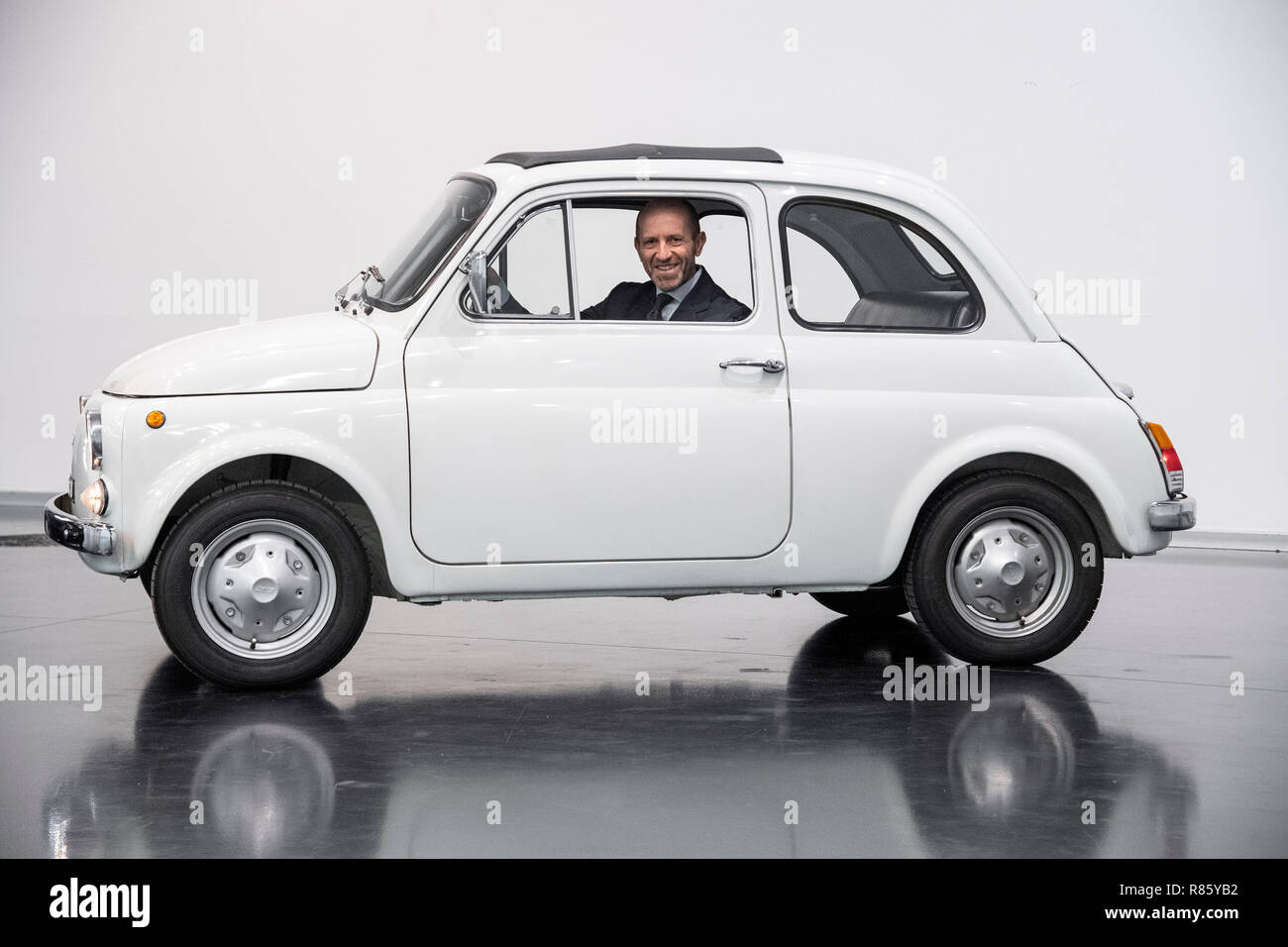 Foto LaPresse - Marco Alpozzi 12 Dicembre 2018 Torino, Italia News La storica Fiat 500 F sar&#xe0; ufficialmente presentata al pubblico a partire dal 10 febbraio 2019, nella mostra "Il valore di un buon design" al Museo di Arte Moderna (MOMA di New York. Nella foto: Luca Napolitano, testa di EMEA e Fiat Abarth, presenta la 500 di ieri e di oggi: un'icona di stile italiano che ha saputo rinnovarsi restando fedele al "concetto" originale.Photo LaPresse - Marco AlpozziDecember 12th, 2018 Torino, ItalyNewsThe Fiat 500 F serie sarà ufficialmente vai su public display da Febr Foto Stock