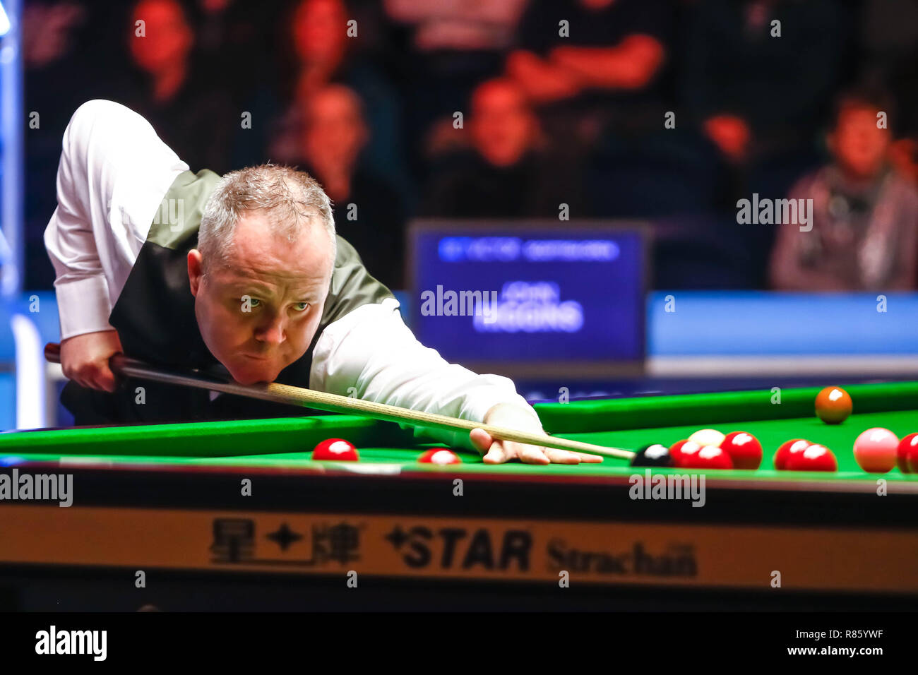 Glasgow, Scotland, Regno Unito. 13 dicembre, 2018. John Higgins (SCO) Vs Yan Bingtao (CHN) in una gara a 4 fotogrammi per un posto nel quarto round disegnare dei BetVictor Scottish Open Snooker Championship, Emirates Arena, Glasgow. Credito: Colin Poultney/Alamy Live News Foto Stock