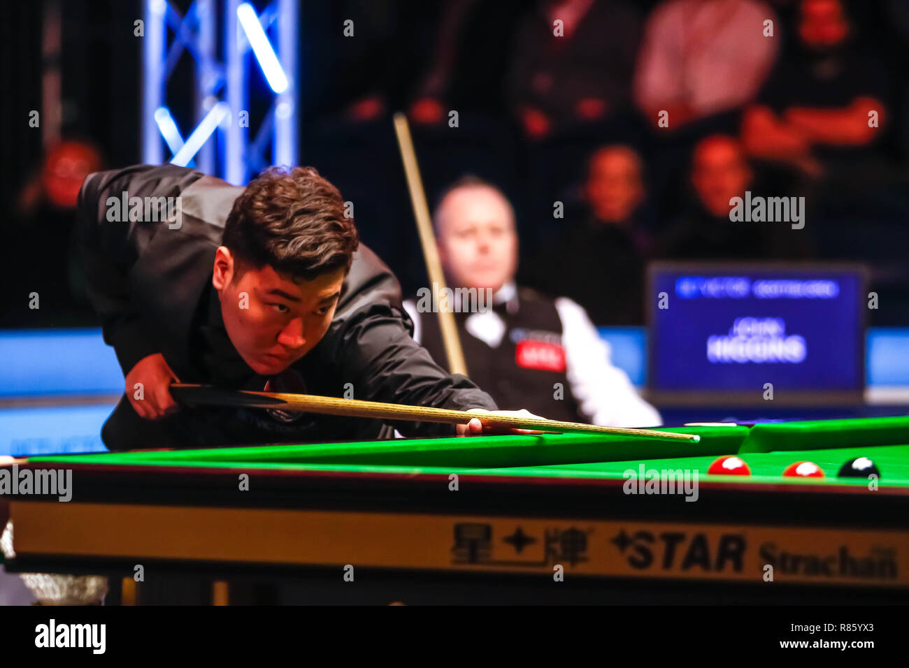 Glasgow, Scotland, Regno Unito. 13 dicembre, 2018. John Higgins (SCO) Vs Yan Bingtao (CHN) in una gara a 4 fotogrammi per un posto nel quarto round disegnare dei BetVictor Scottish Open Snooker Championship, Emirates Arena, Glasgow. Credito: Colin Poultney/Alamy Live News Foto Stock