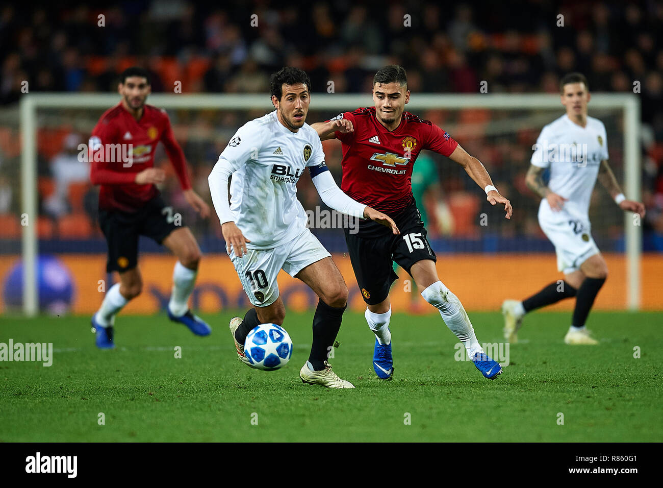 VALENCIA, 12-12-2018. Champions League 2018/ 2019, la data 6. Valencia-Manchester uniti. Daniel Parejo di Valencia e Andreas Pereira del Manchester United durante il gioco Valencia 2-1 Manchester United Foto Stock
