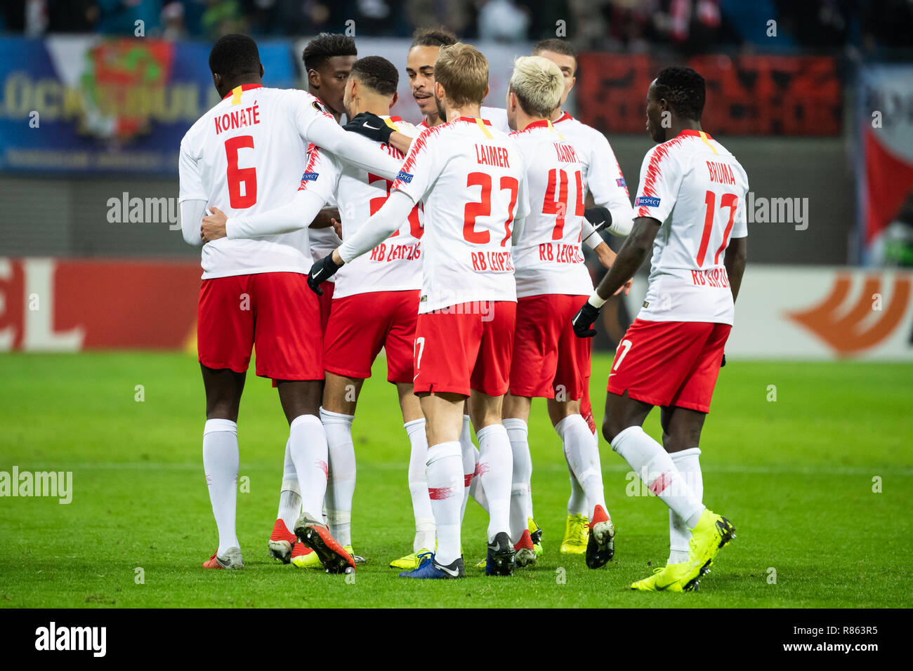 Leipzig. Xiii Dec, 2018. Lipsia si è giocatori celebrare durante la UEFA Europa League Group B match tra RB di Lipsia in Germania e Rosenborg BK di Norvegia a Lipsia in Germania il 13 dicembre 2018. La partita è finita 1-1. Credito: Kevin Voigt/Xinhua/Alamy Live News Foto Stock