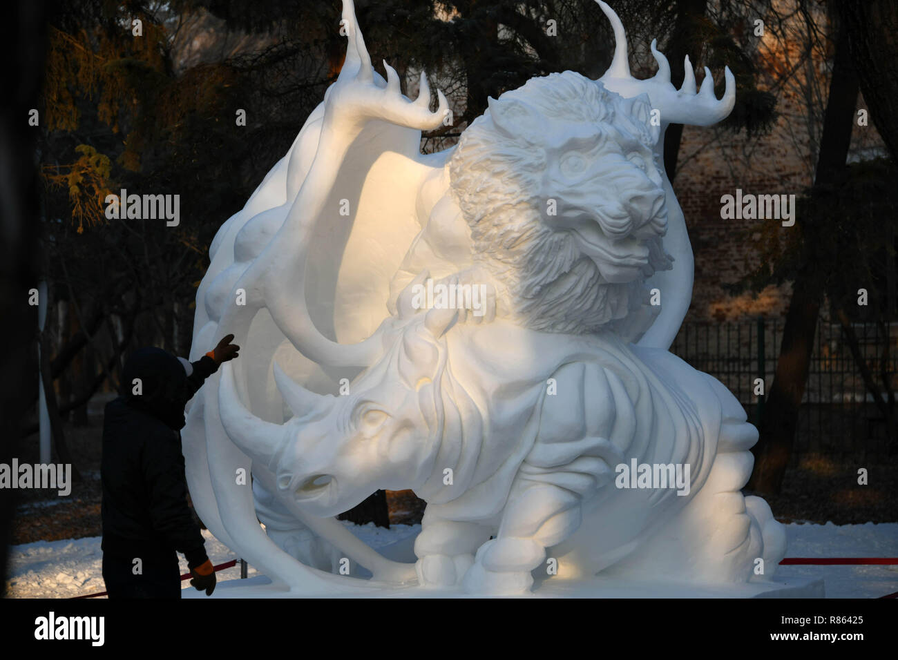 Harbin, la Cina della Provincia di Heilongjiang. Xiii Dec, 2018. Una scultura di neve assiste il 6° Corso di Laurea Concorso di sculture in neve della Provincia di Heilongjiang al Sun Island International Snow Sculpture Art Expo di Harbin, capitale del nord-est della Cina di Provincia di Heilongjiang, Dic 13, 2018. La quattro giorni di gara si è conclusa giovedì con 35 squadre che prendono parte al gioco. Credito: Wang Jianwei/Xinhua/Alamy Live News Foto Stock