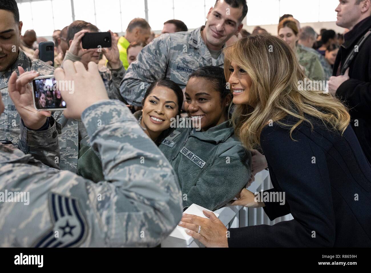 Stati Uniti La First Lady Melania Trump pone con i membri del servizio durante una vacanza a Hangar 789 a Langley Air Force Base di dicembre 12, 2018 in Hampton, Virginia. Foto Stock