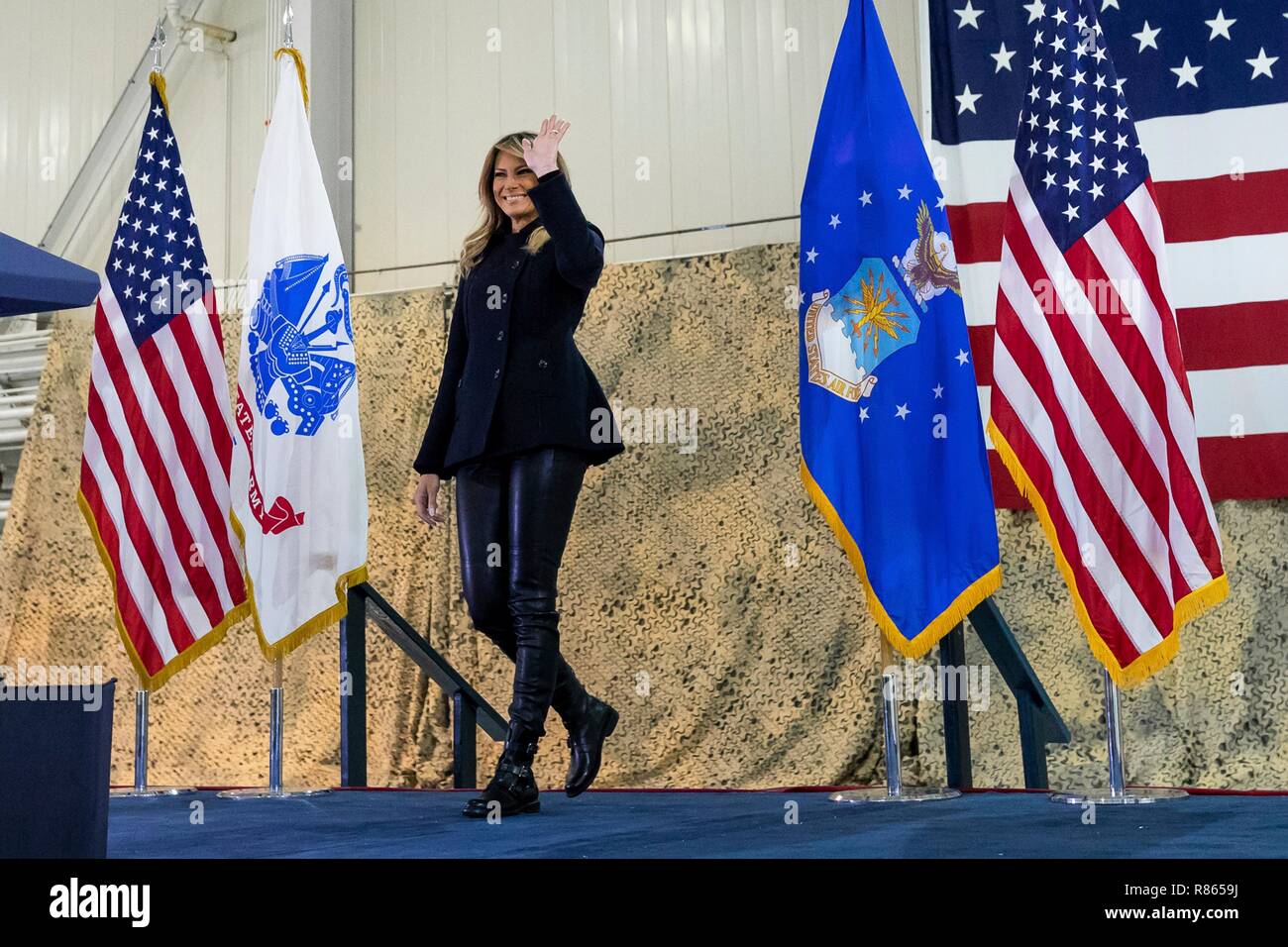 Stati Uniti La First Lady Melania Trump onde per i membri del servizio e le loro famiglie si sono riuniti in hangar 789 durante una vacanza a Langley Air Force Base di dicembre 12, 2018 in Hampton, Virginia. Foto Stock