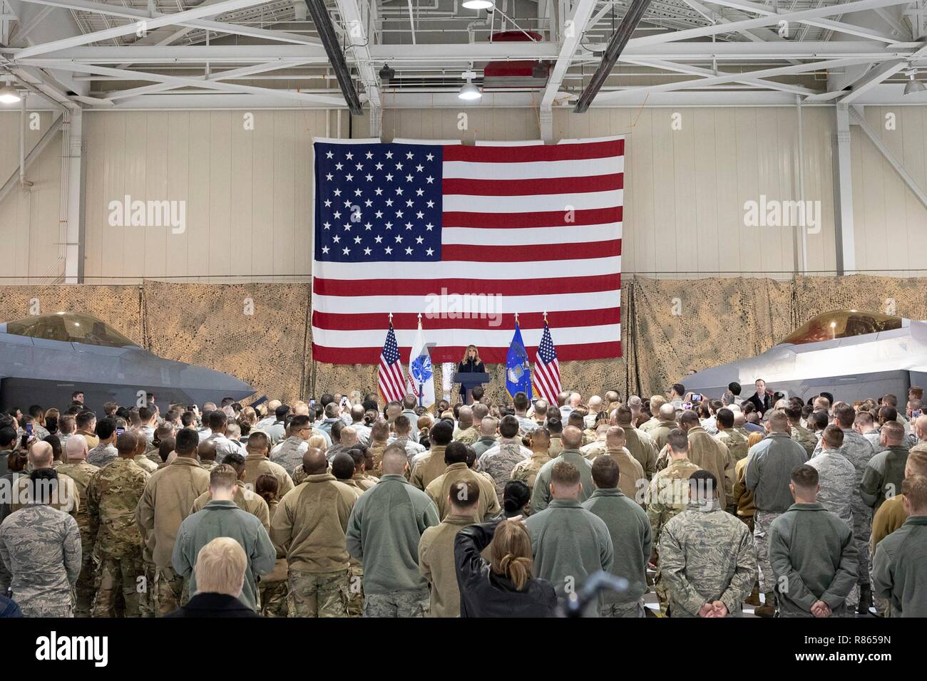 Stati Uniti La First Lady Melania Trump offre commento al servizio dei membri e delle loro famiglie si sono riuniti in hangar 789 durante una vacanza a Langley Air Force Base di dicembre 12, 2018 in Hampton, Virginia. Foto Stock