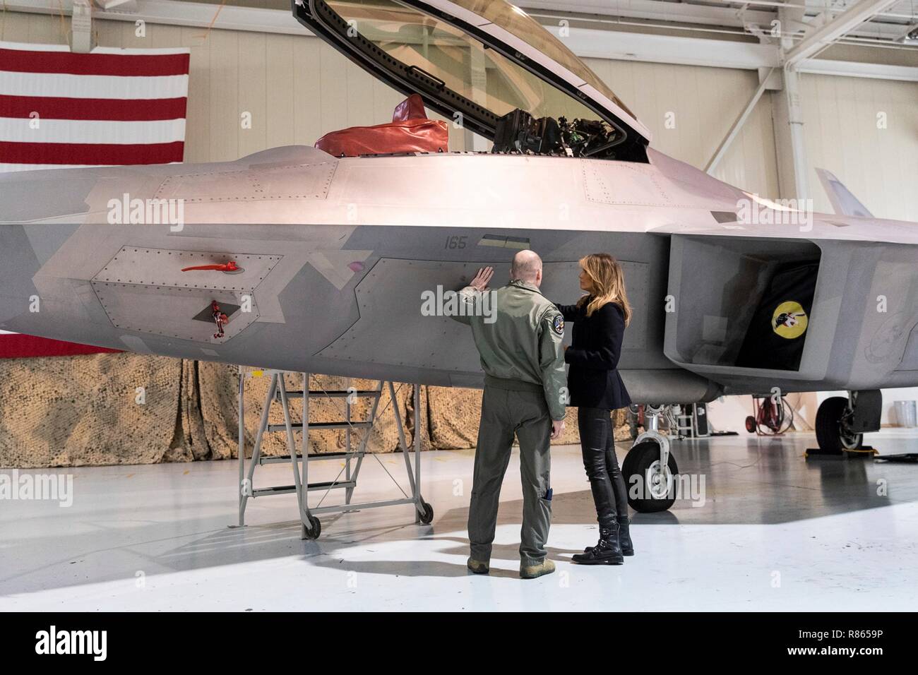 Stati Uniti La First Lady Melania Trump è dato un giro di un F-22 Raptor stealth fighter dalla Air Force Col. Jason cerve durante una visita con i membri del servizio e le loro famiglie si sono riuniti in hangar 789 a Langley Air Force Base di dicembre 12, 2018 in Hampton, Virginia. Foto Stock