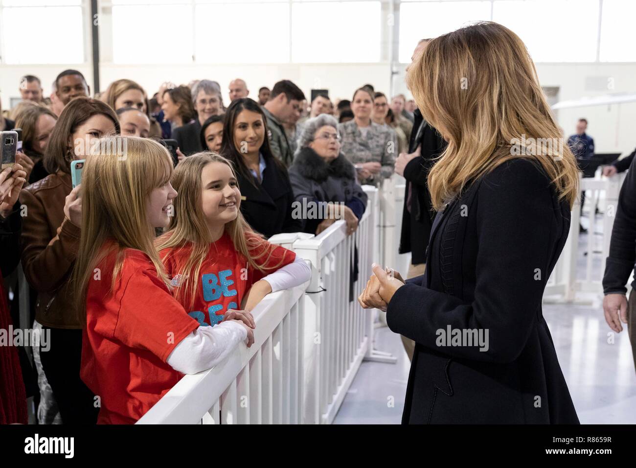 Stati Uniti La First Lady Melania Trump saluta i bambini del servizio membri durante una vacanza a Hangar 789 a Langley Air Force Base di dicembre 12, 2018 in Hampton, Virginia. Foto Stock
