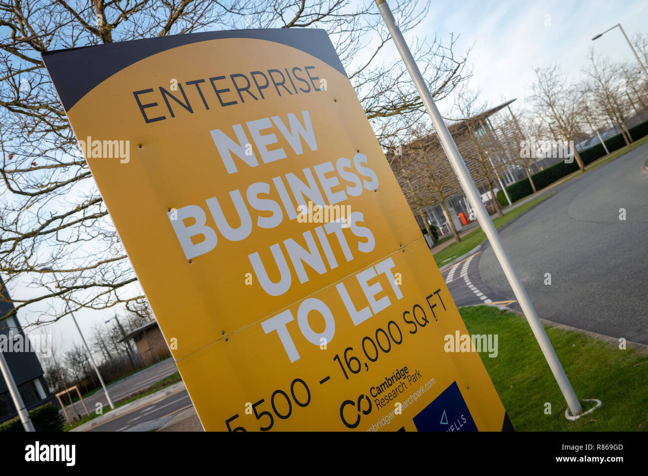 Un segno pubblicità nuova business unit per lasciare al Cambridge Research Park Waterbeach Cambridgeshire Regno Unito bu Enterprise Foto Stock