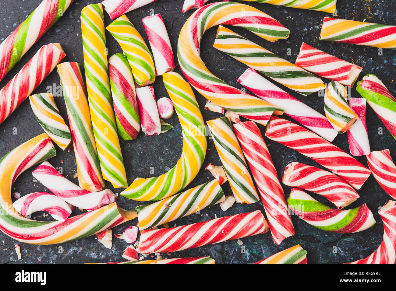 Angolo di alta vista di una rotta candy cane su sfondo scuro. Foto Stock