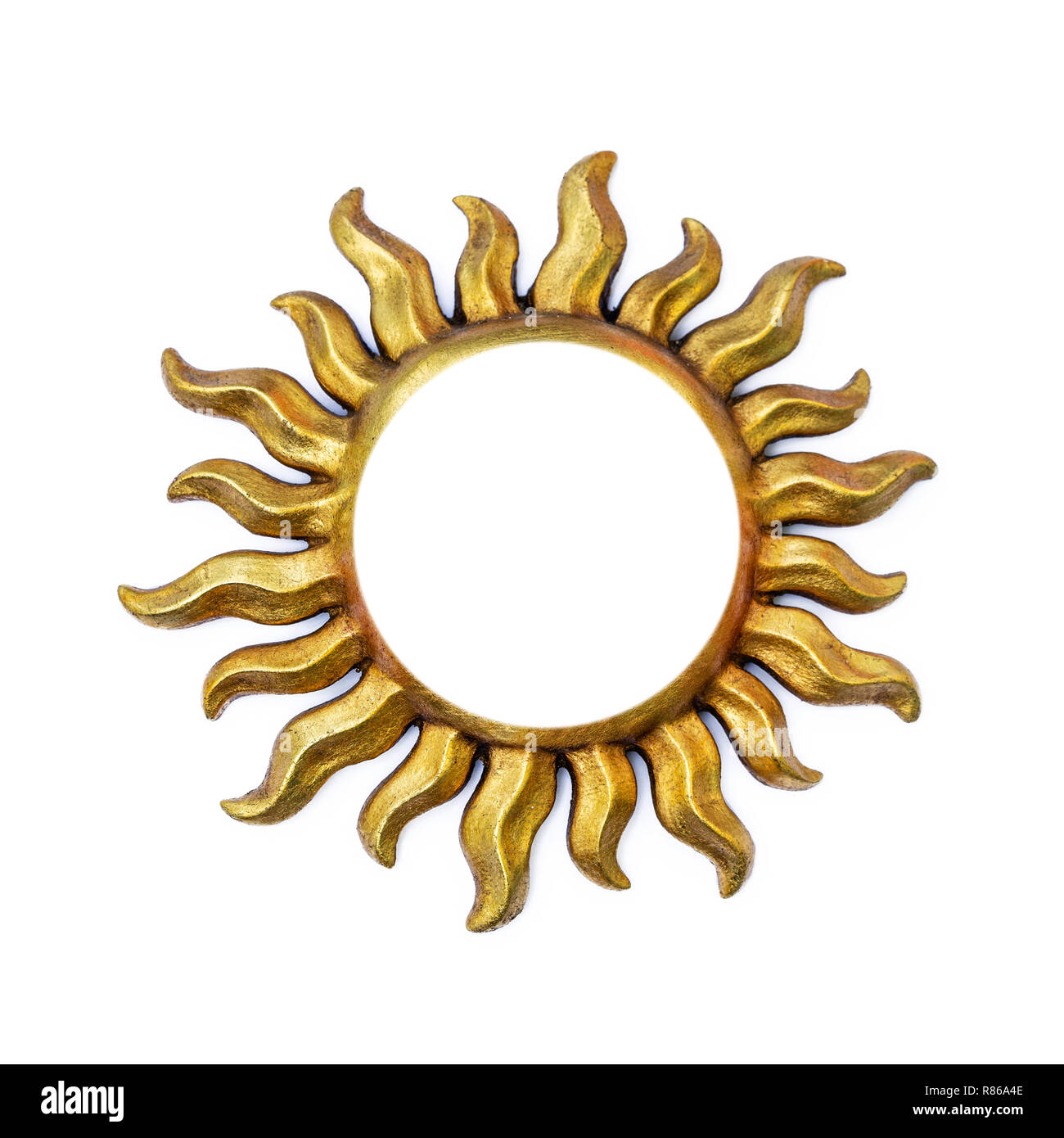 Golden Sun forma telaio con sunray isolato su bianco. Decor in legno modello ornamento simbolo dipinto sulla vernice dorata. Estate Meteo e segno di calore. Foto Stock