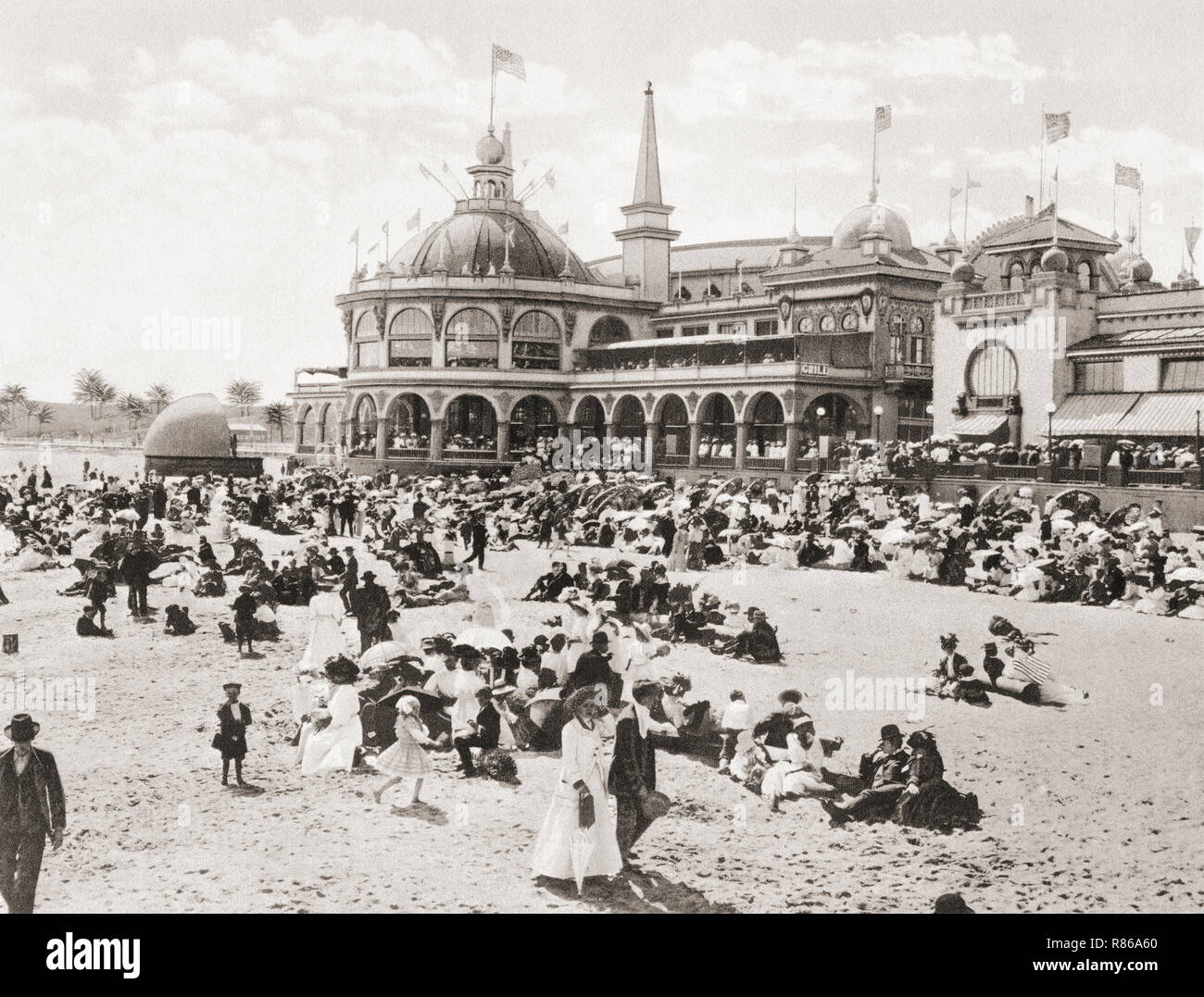 Il casino e natatorium aka il tuffo, parte della Santa Cruz Beach Boardwalk, Santa Cruz, in California, Stati Uniti d'America, c. 1915. Adiacente al casino sul lato terra è l'Hotel Casa del Rey e un esteso la tendopoli. Dalla splendida California, pubblicato 1915. Foto Stock