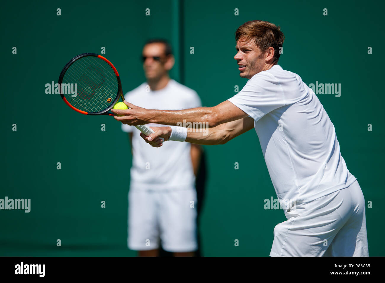 Nicolas MAHUT della Francia in azione durante i campionati di Wimbledon 2018 Foto Stock