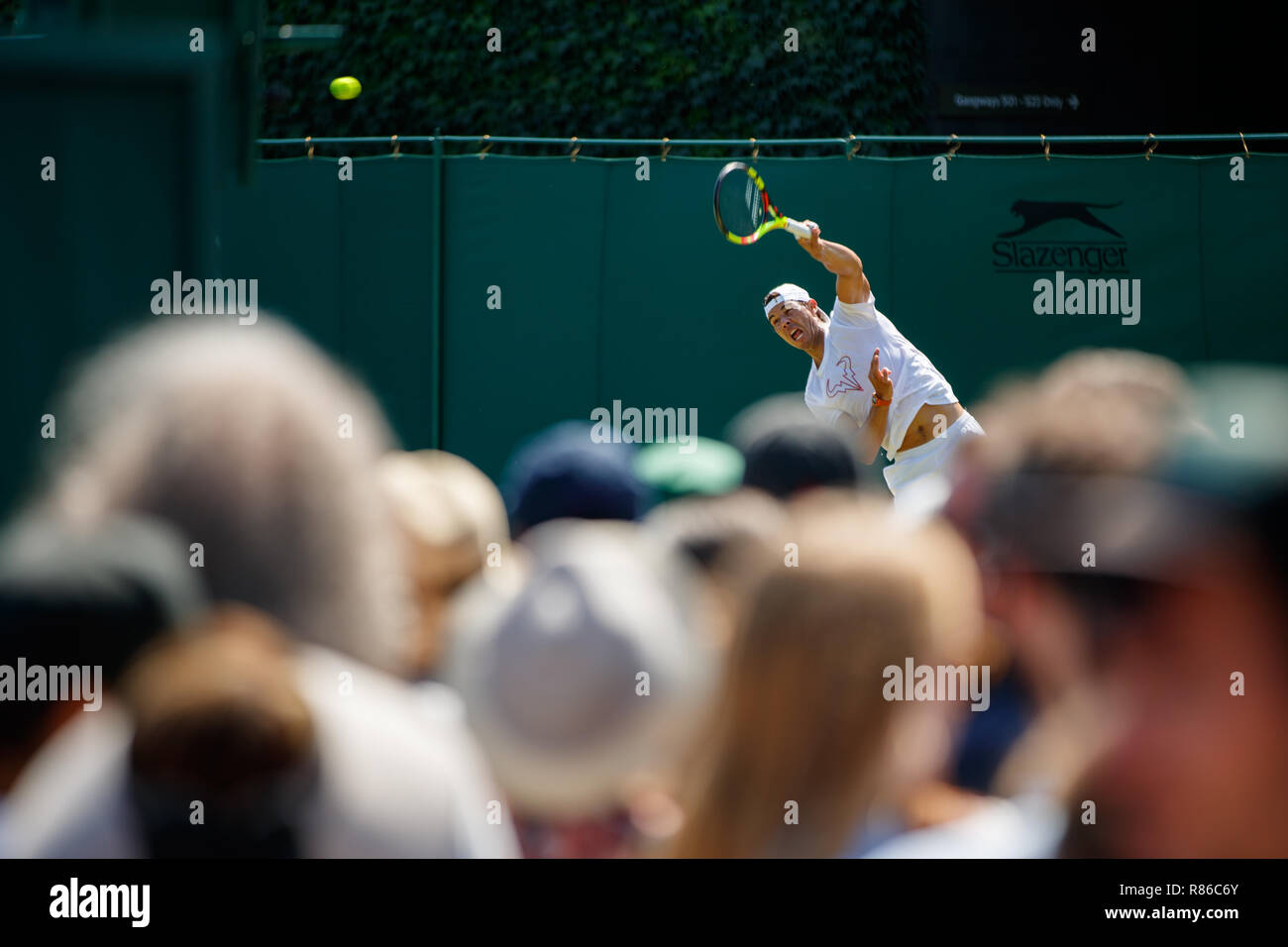 Rafa Nadal di Spagna formazione durante i campionati di Wimbledon 2018 Foto Stock