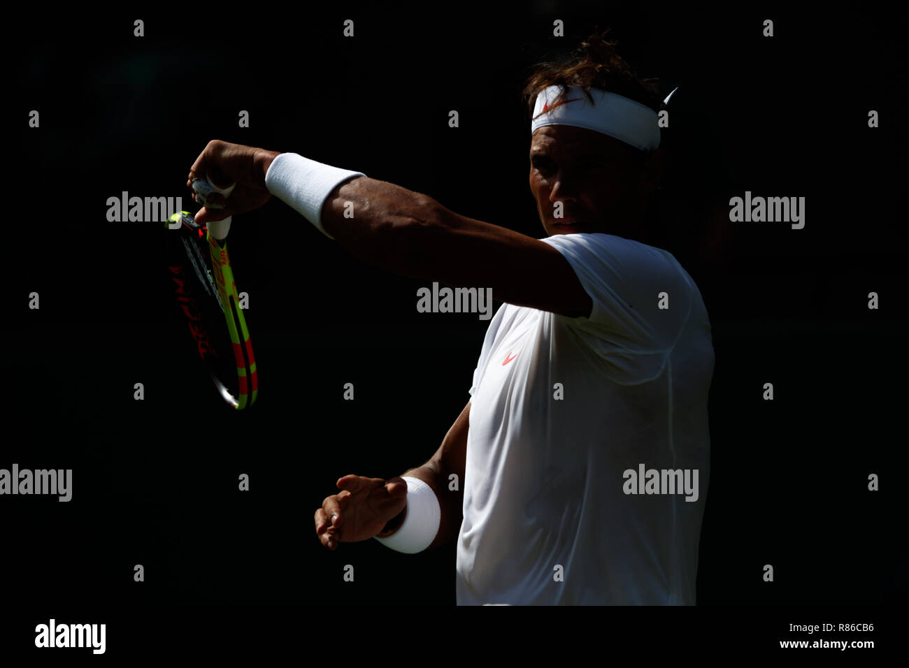 Luce di RIM di Rafa Nadal di Spagna in azione durante i campionati di Wimbledon 2019 Foto Stock