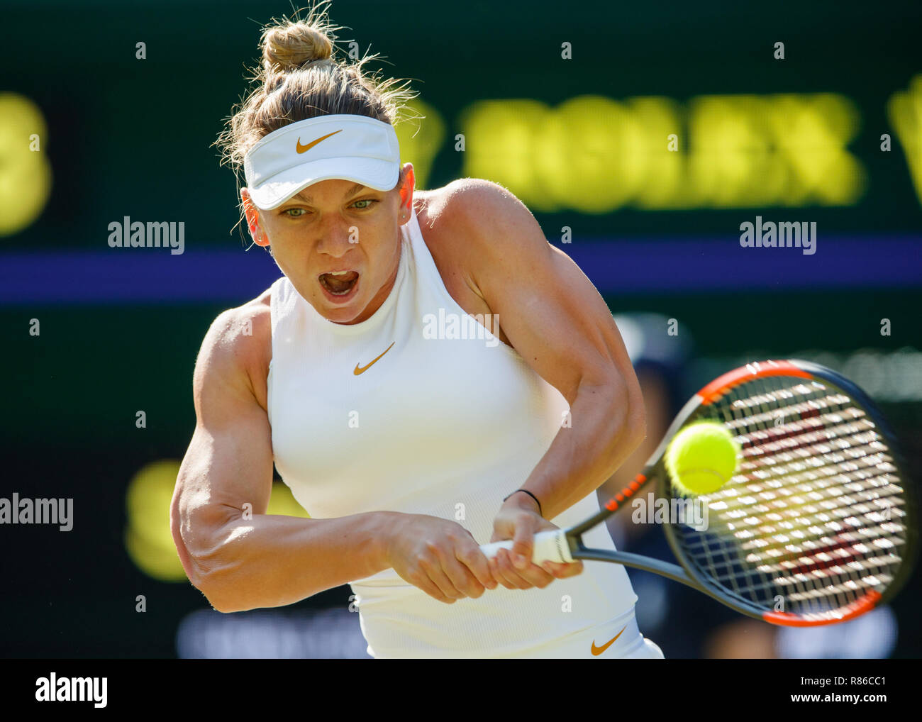 Simona Halep della Romania in azione durante i campionati di Wimbledon 2018 Foto Stock