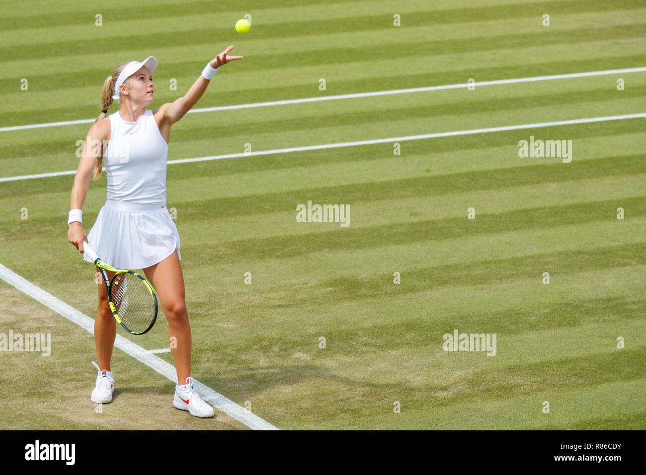 Katie Swan di GB in azione durante i campionati di Wimbledon 2018 Foto Stock