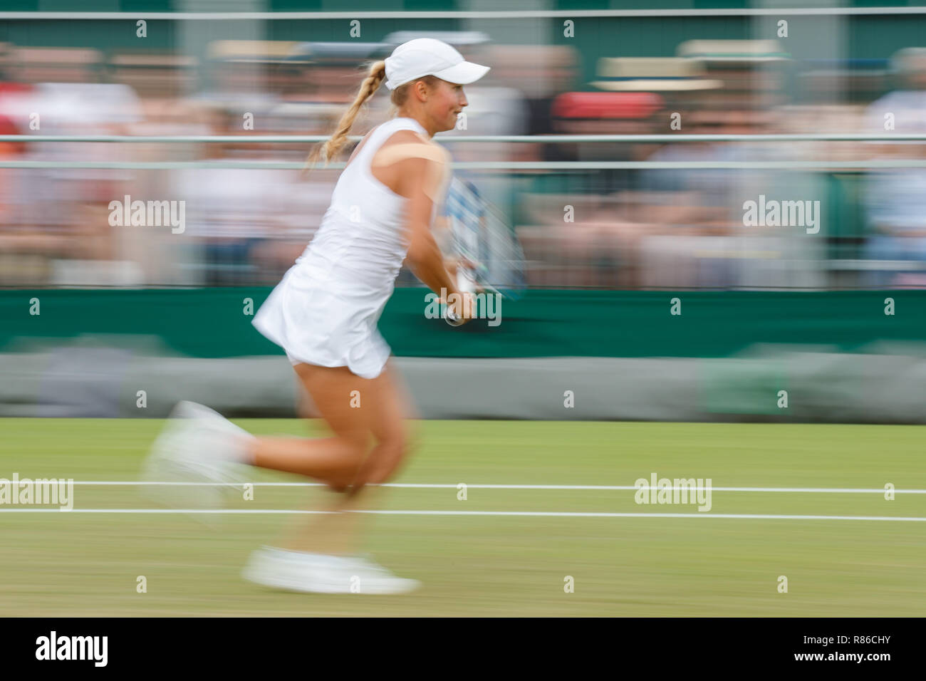 Yulia Putintseva del Kazakistan durante i campionati di Wimbledon 2018 Foto Stock