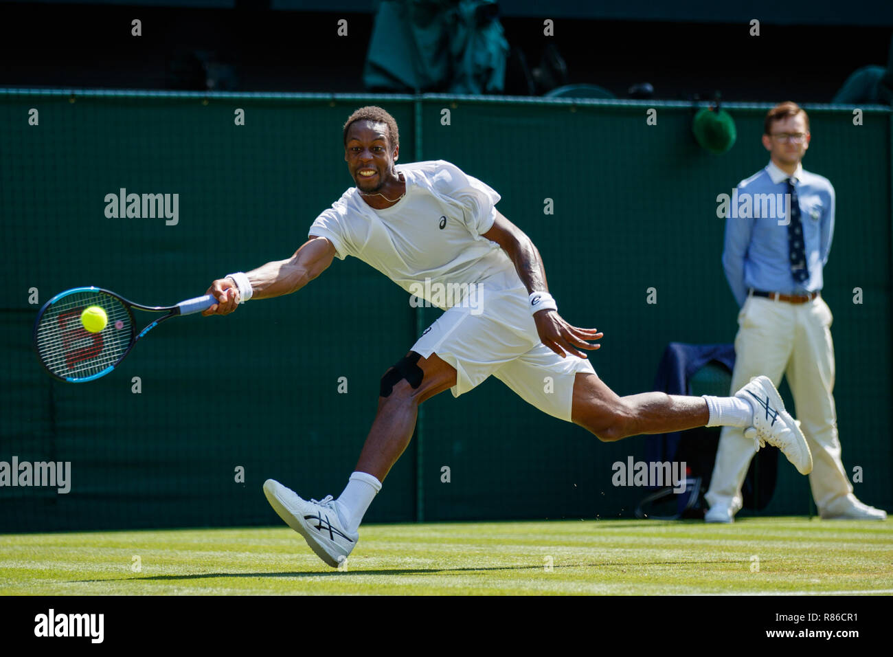 Gael Monfils di Francia azione durante i campionati di Wimbledon 2018 Foto Stock