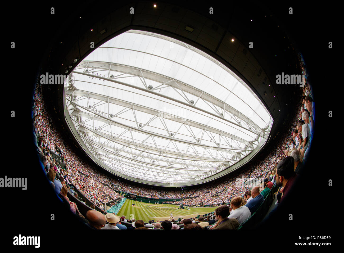 Generale ampia vista di Novak Djokovic di Serbia e Rafa Nadal di Spagna sul Centre Court durante i campionati di Wimbledon 2018 Foto Stock