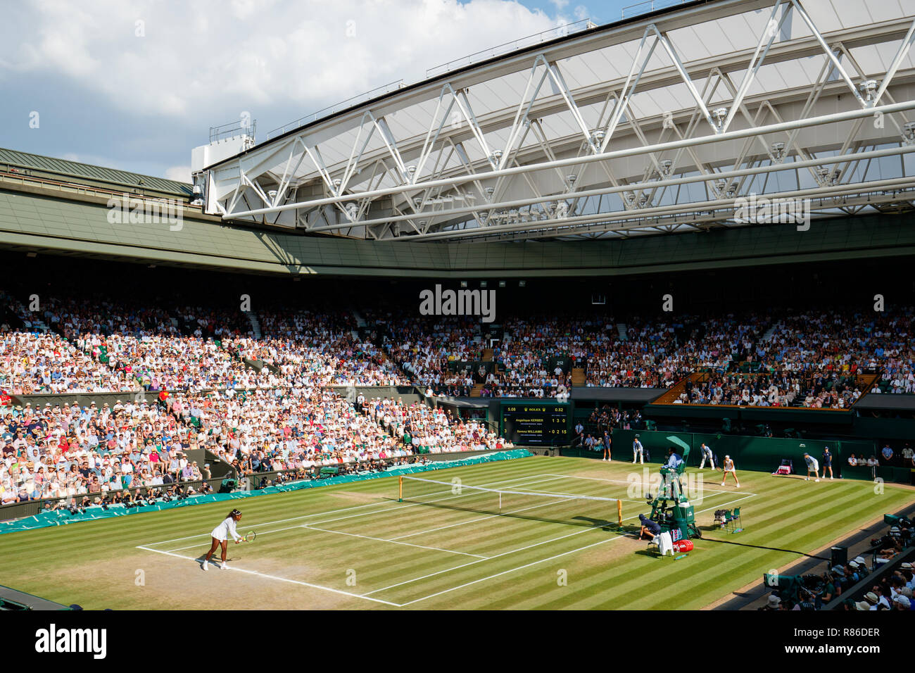 Ampia vista generale di Angelique Kerber della Germania e Serena Williams degli USA in azione sul Centre Court durante i campionati di Wimbledon 2018 Foto Stock