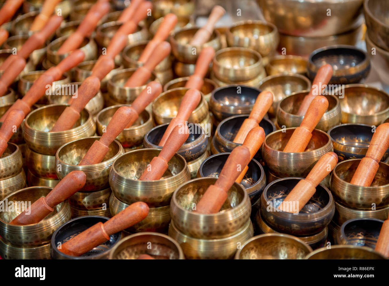 Visualizzazione delle campane tibetane nel negozio Foto Stock