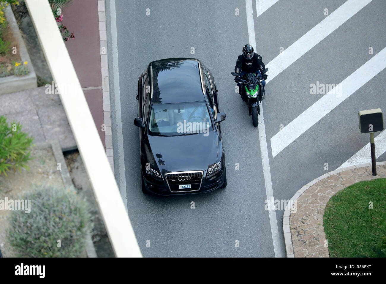Montecarlo, Monaco - 5 Ottobre 2018 : Vista aerea di Audi Q7 Dimensioni intere lusso Crossover SUV (vista dall'alto) la guida sul Boulevard du Larvotto nel Principato di Monaco Foto Stock