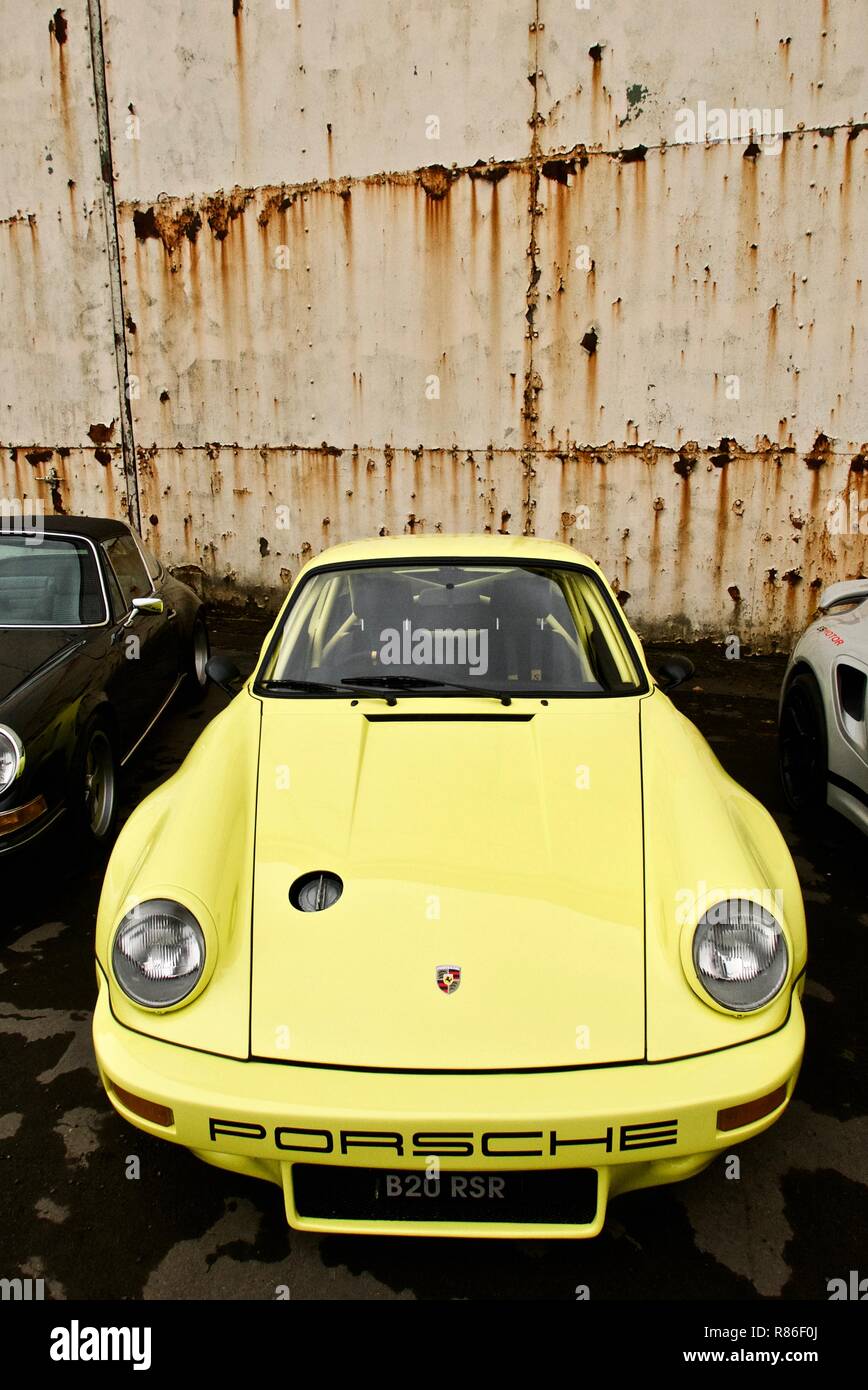 Corsa Porsche 911 RSR evocazione. Auto gialla. Foto Stock