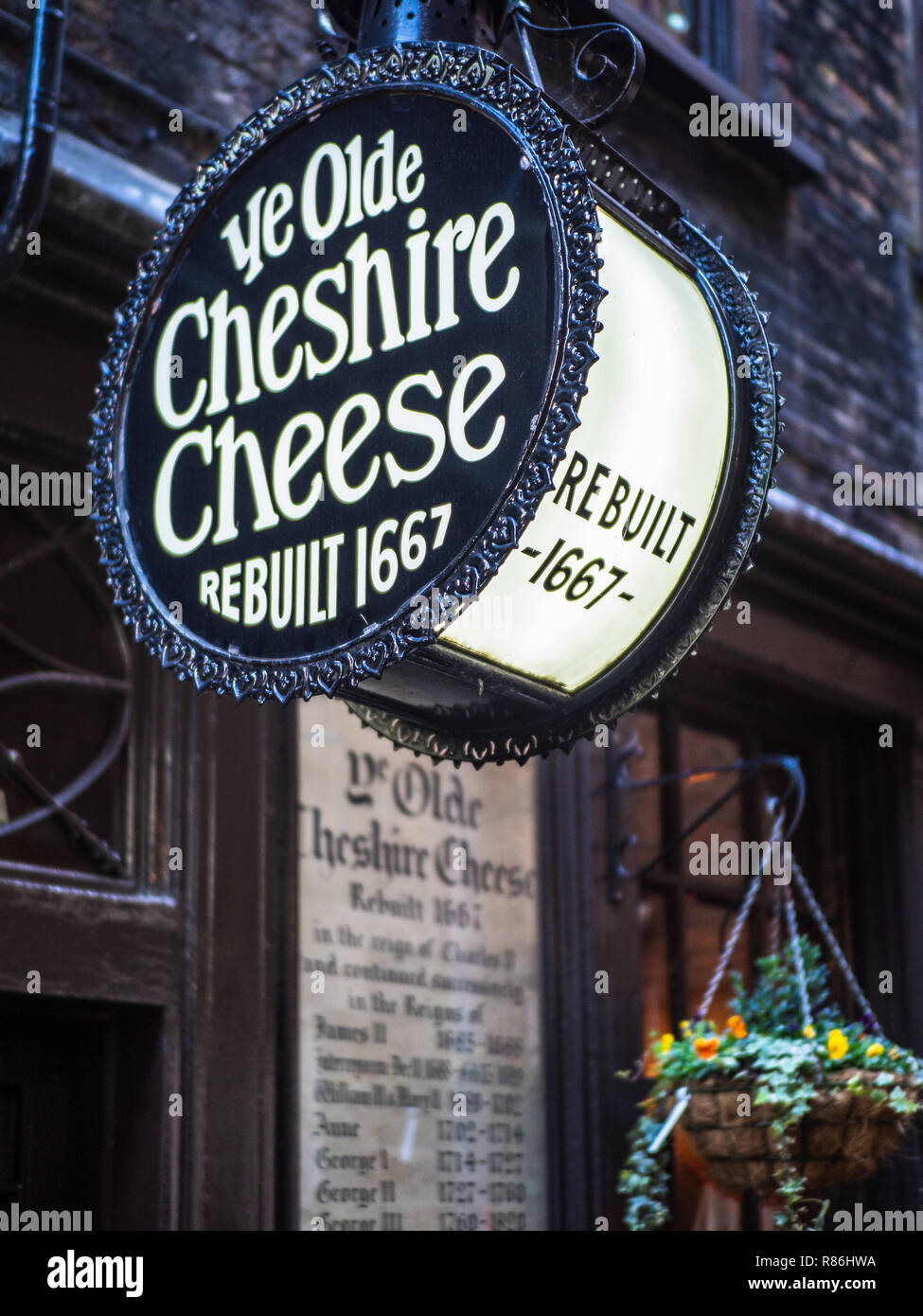 Ye Olde Cheshire Cheese - segno al di fuori del pub di Fleet Street, Londra centrale, ricostruita nel 1667 dopo il Grande Incendio di Londra Foto Stock