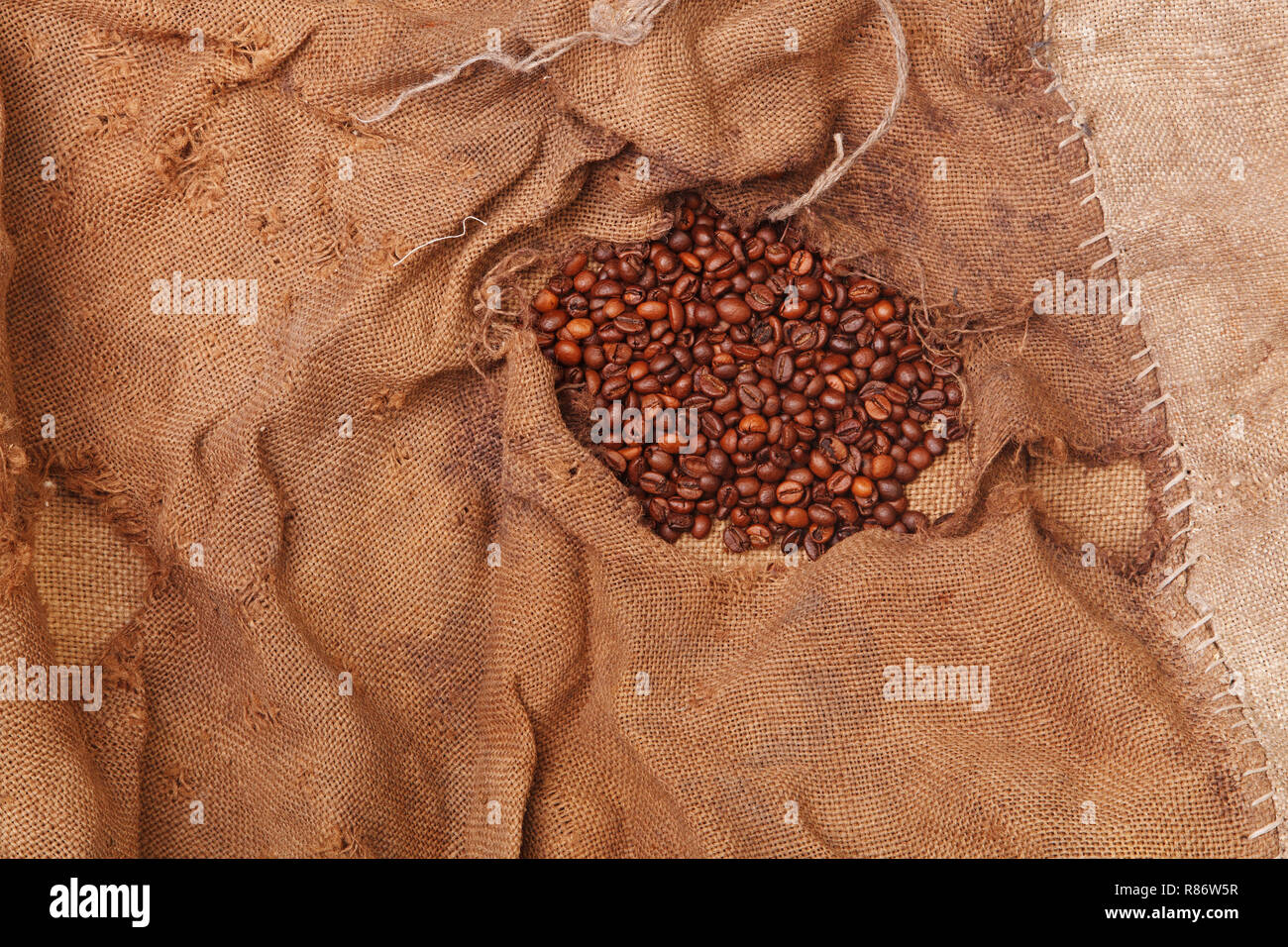 Sfondo con texture di tela ruvida ,i chicchi di caffè Foto Stock