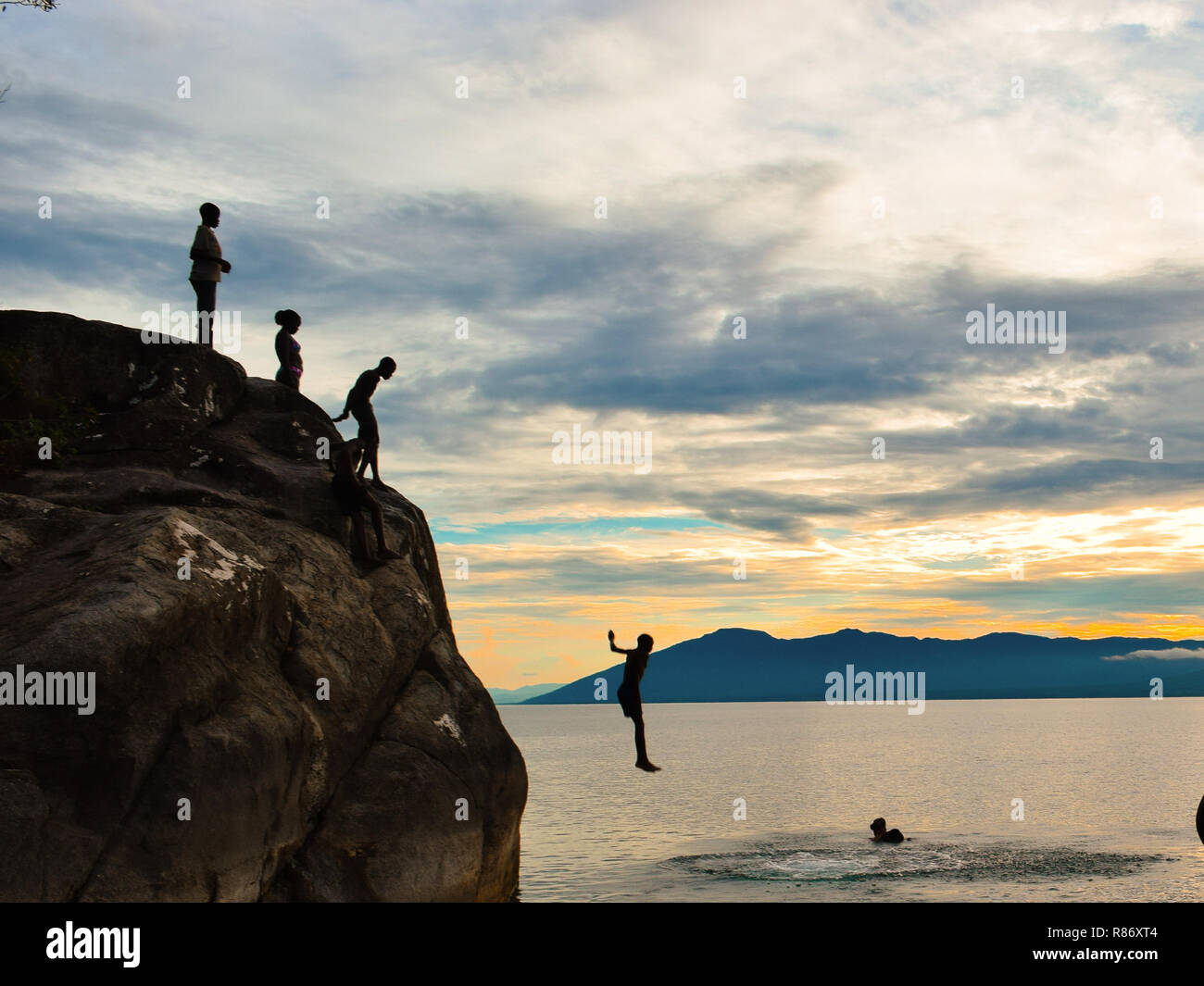 Cliff diving a Kande Beach, il Lago Malawi Foto Stock